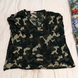 C&C California 100% Linen camouflage print v-neck top size Medium
